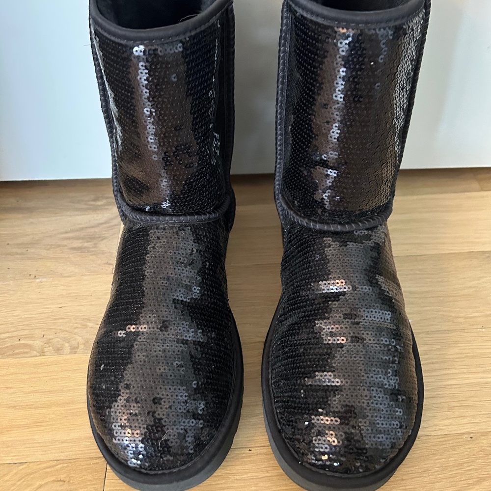 UGGS Women's Classic Short Sequin Sheeepskin Boots-BLACK-SIZE 10/41-EUC